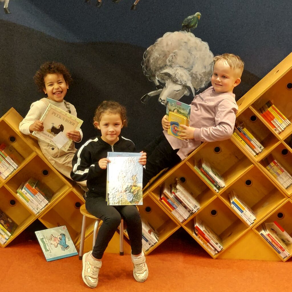 Eerste kinderboeken zijn gedoneerd